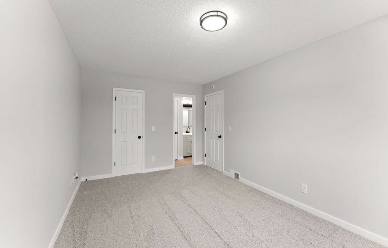 Carpeted bedroom turn — ready