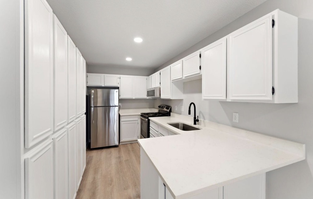 White shaker kitchen with stainless suite