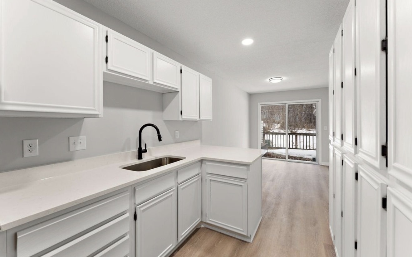 White kitchen with quartz peninsula